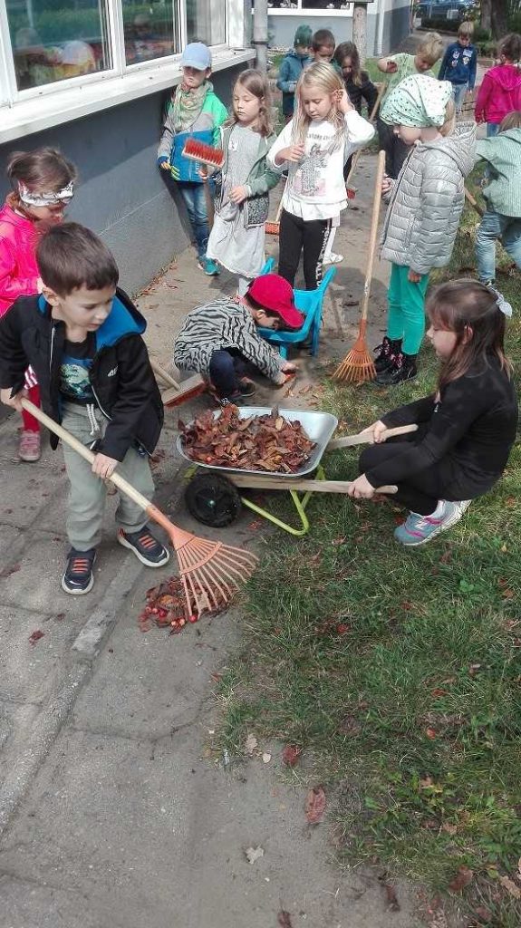 dzieci pracujące narzędziami ogrodniczymi